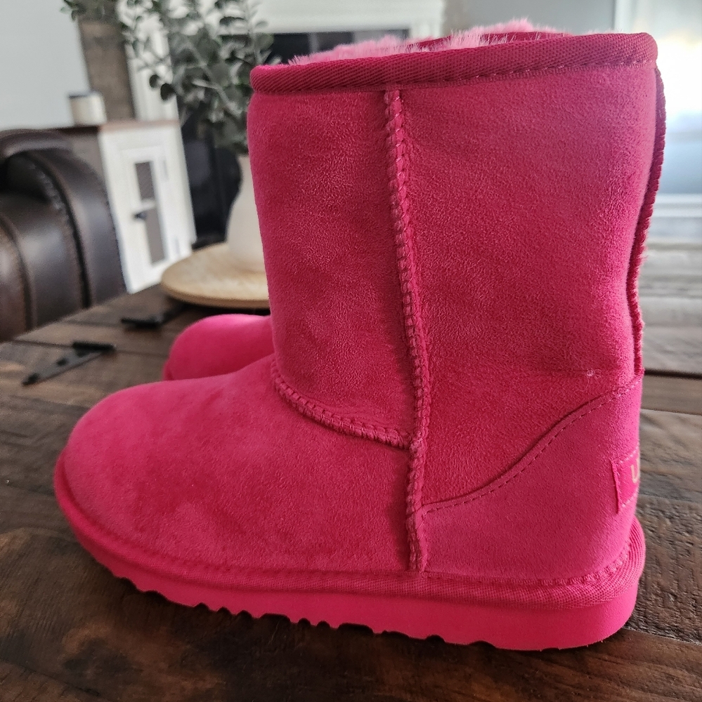 New Girl Uggs Size 4